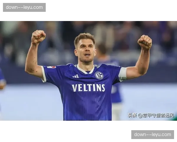 特写瞬间：沙尔克04老将特罗德打入扳平进球后，泪洒费尔廷斯竞技场。