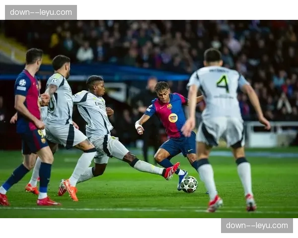 西班牙国家德比战术前瞻:巴萨能否用混合防守限制皇马中场前插,将是比赛看点。 西班牙国家德比战术前瞻:巴萨能否用混合防守限制皇马中场前插,将是比赛看点。