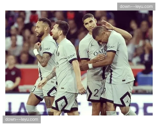 姆巴佩帽子戏法，巴黎圣日耳曼5-1大胜里昂领跑法甲