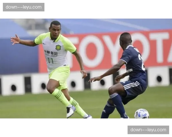 门兴格拉德巴赫主场对阵柏林联因球迷投掷杂物中断比赛十分钟