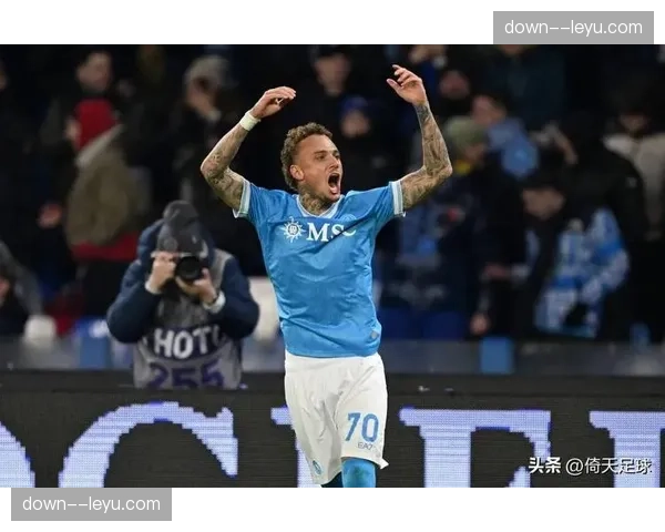 镜头：那不勒斯主帅在场边大声指挥，要求边锋减少盲目传中