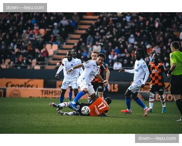 通讯：马赛与里昂的德比战，中场休息前十分钟转换节奏骤然加快